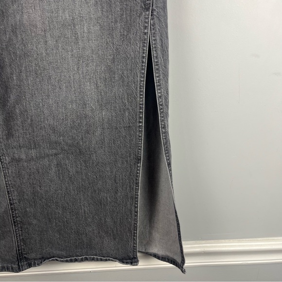 Madewell Denim Side-Slit Midi Skirt in Hallandale Wash
Size 32 - Picture 5 of 8